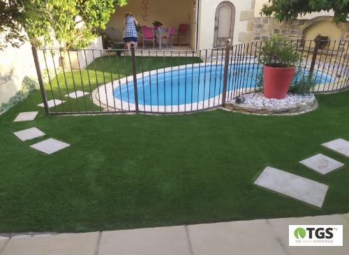 Pose de gazon synthétique à Uzès dans le Gard 